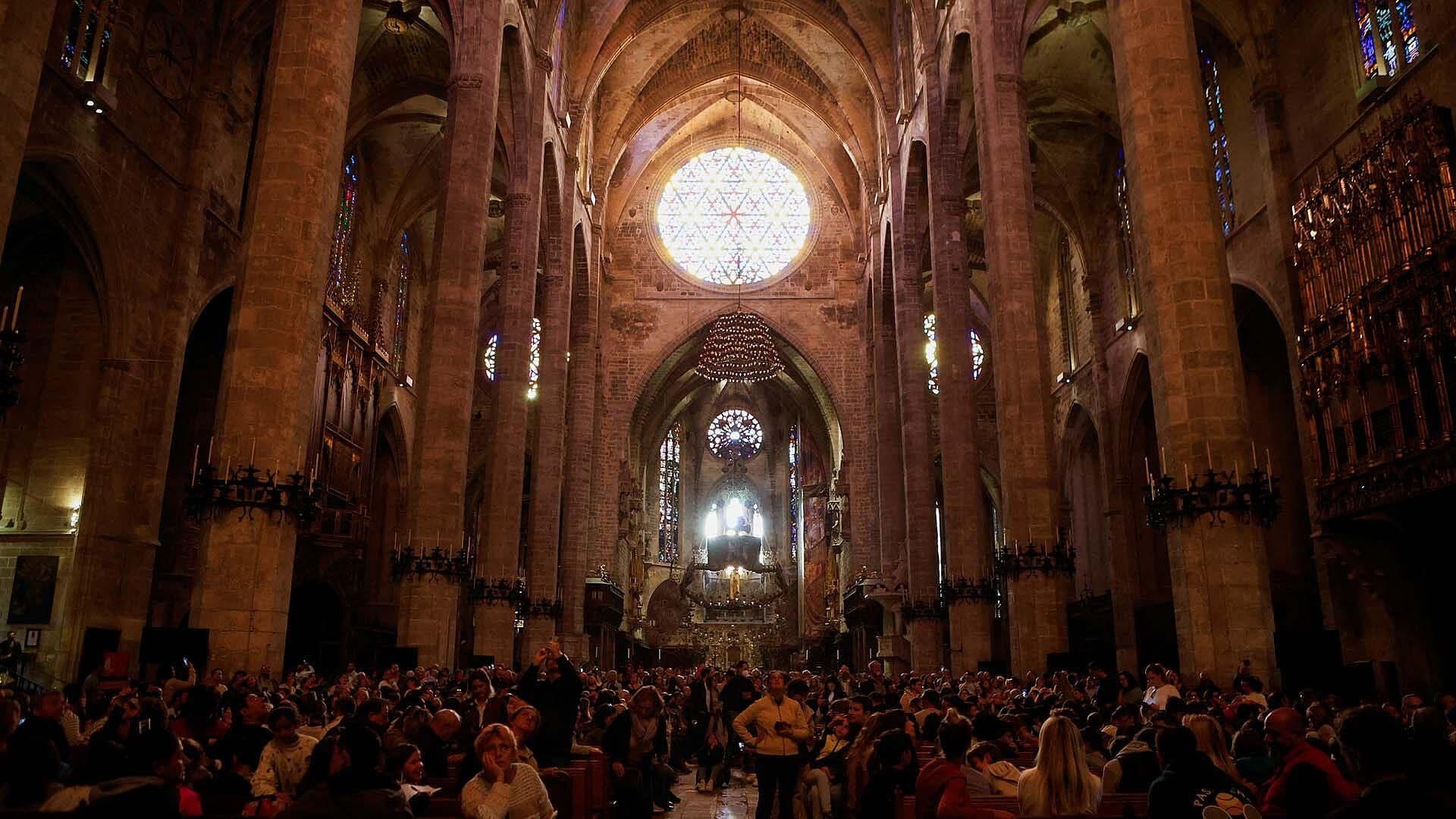 Así es el Singular Fenómeno Astronómico en Catedral de Mallorca, España