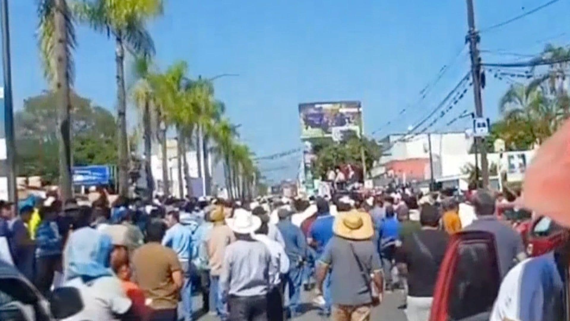 Manifestantes Bloquean Bulevar Córdoba-Peñuela Frente al Hospital Civil