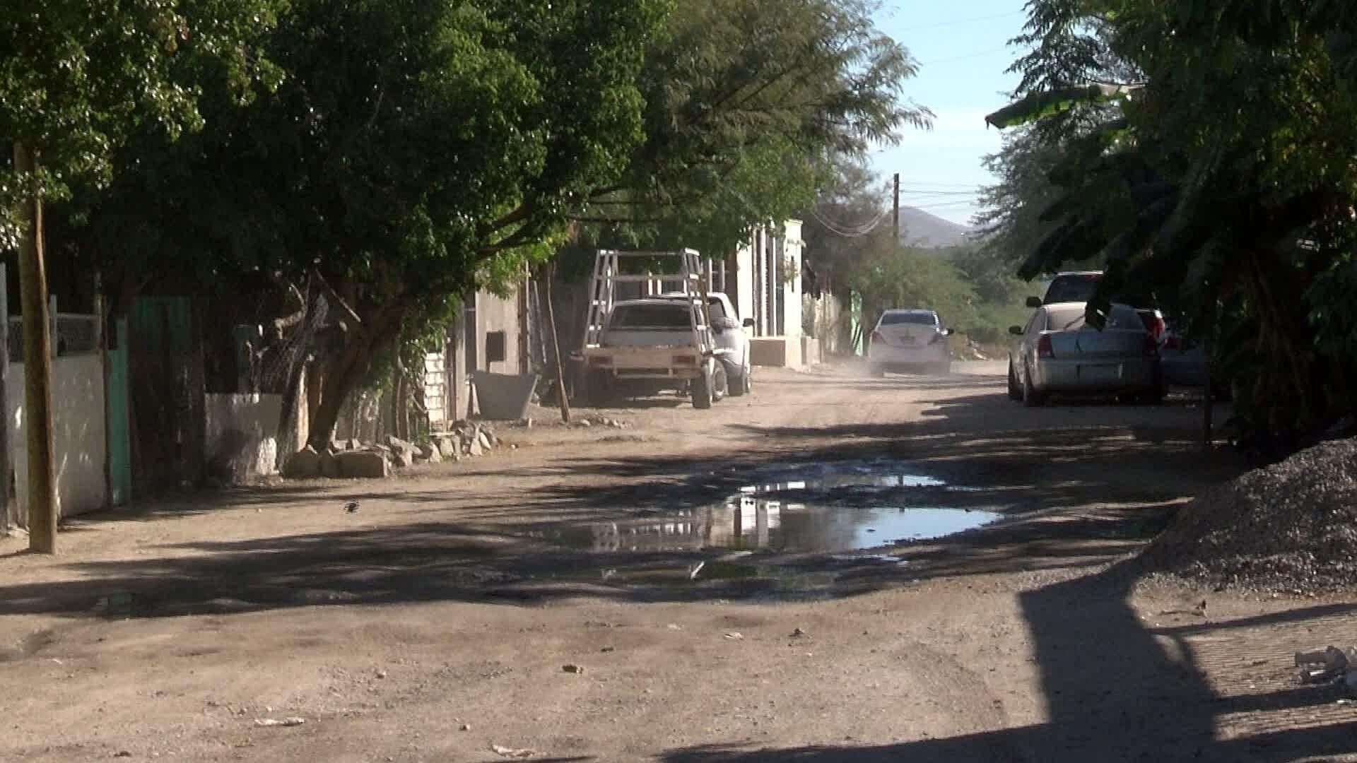 Vecinos Reportan Fuga de Agua de Más de Dos Meses en Colonia Altares