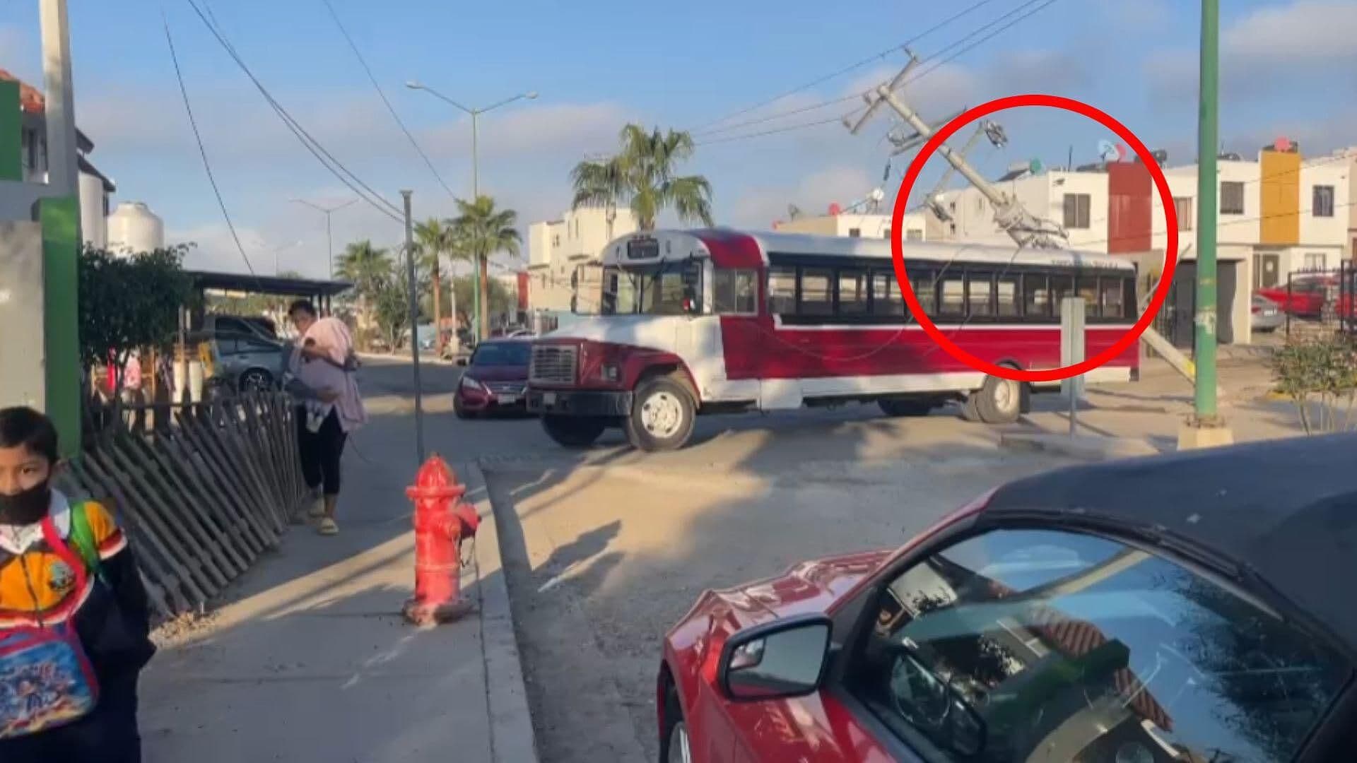 Transporte de Personal Impacta Poste y Deja Sin Luz a Colonia en Tijuana