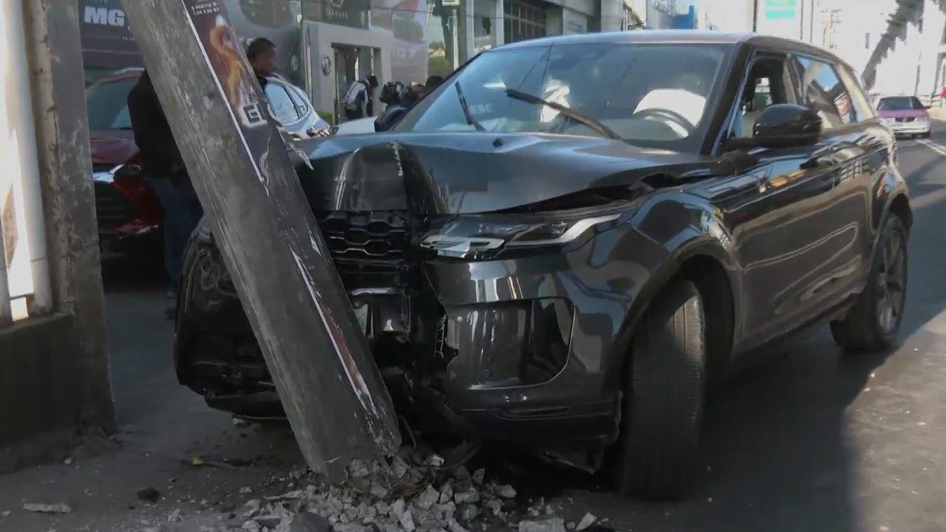 Camioneta de Lujo Choca Contra un Poste en la Avenida Tláhuac, ¿Qué ...