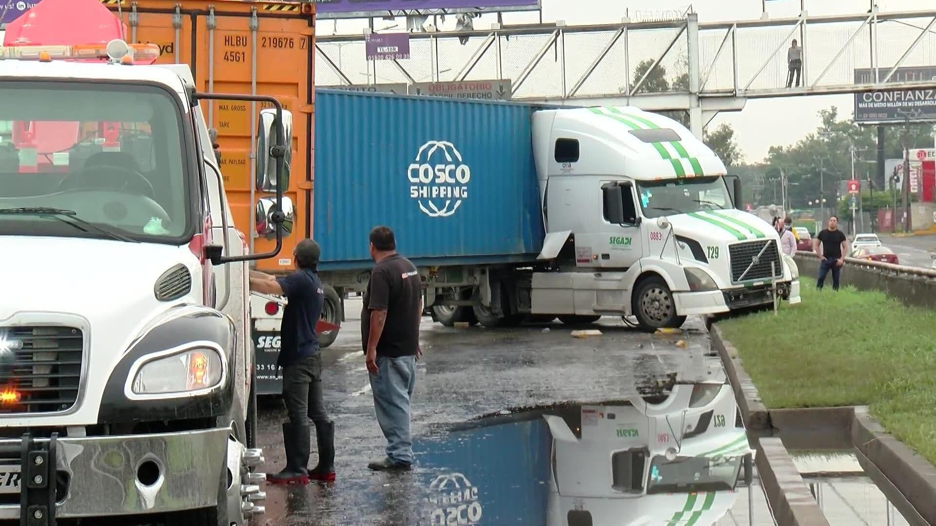 Tráiler Pierde el Control y Obstruye los Carriles de Periférico Sur