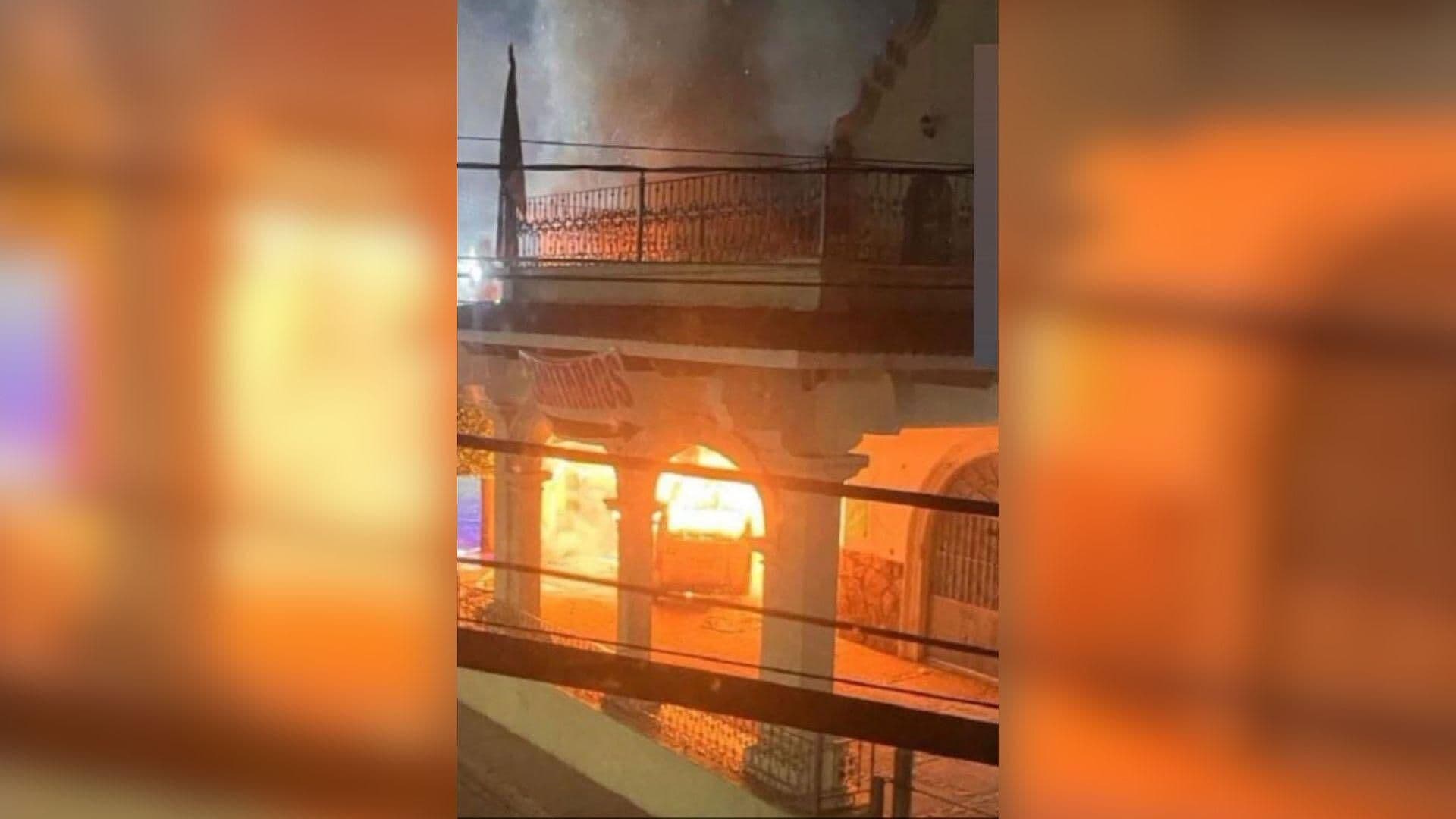 Violento Amanecer: Hombres Incendian Autos y Disparan contra Presidencia en Zinapécuaro