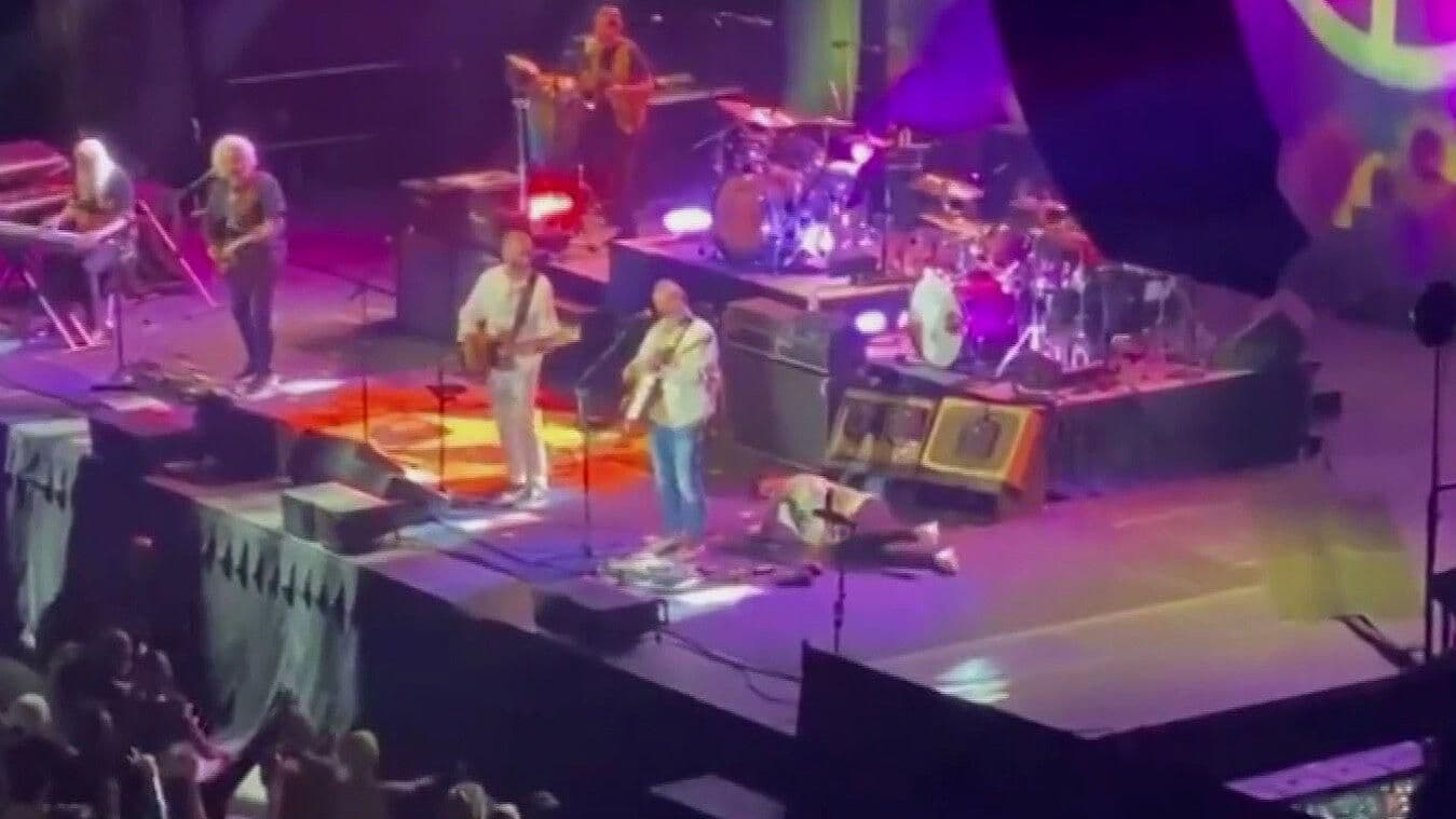 Ringo Starr Sufre Aparatosa Caída en el Escenario