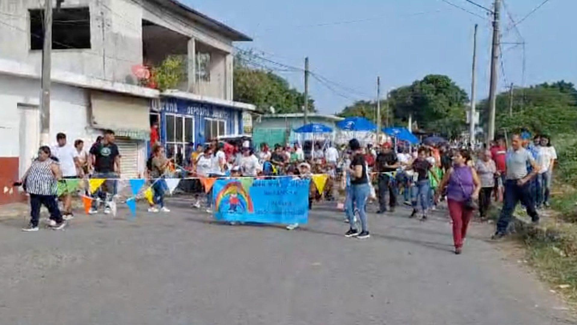 Estudiantes Desfilan en Tejería por el 20 de Noviembre