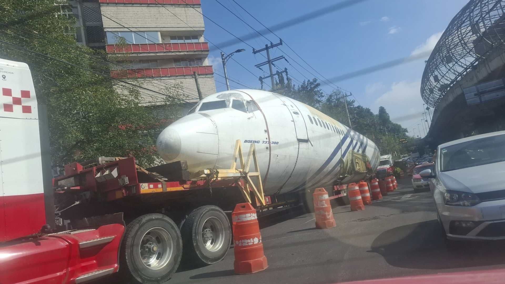 Estacionan Avión en Lateral de Periférico en Dirección a Magdalena Contreras
