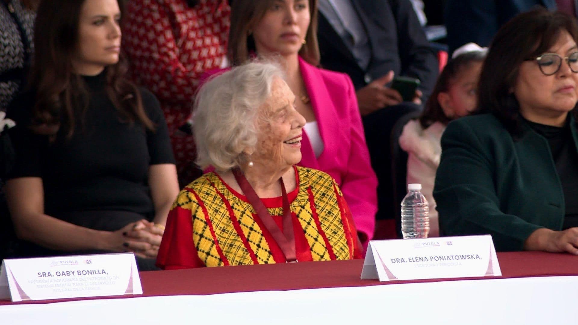 Recibe Elena Poniatowska Medalla Carmen Serdán en Puebla