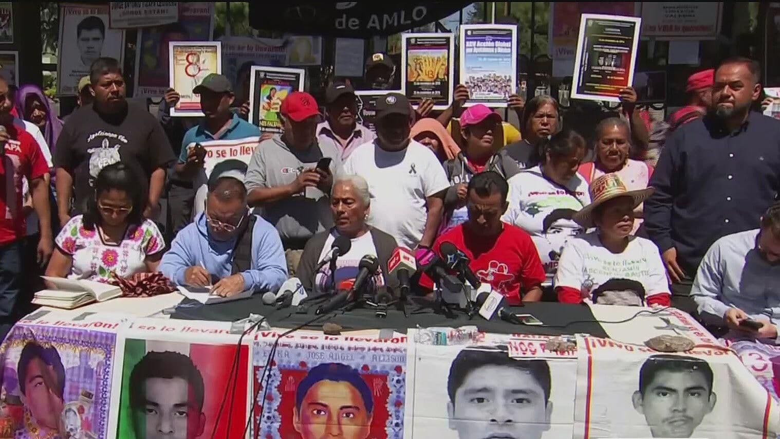 Padres de los 43 Normalistas Piden Acción Penal contra Peña Nieto