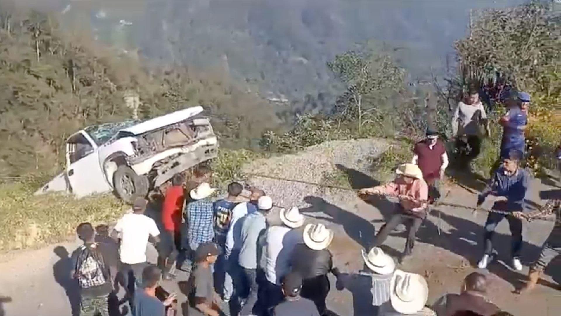 Camioneta Cae a Barranco 30 Metros en La Perla