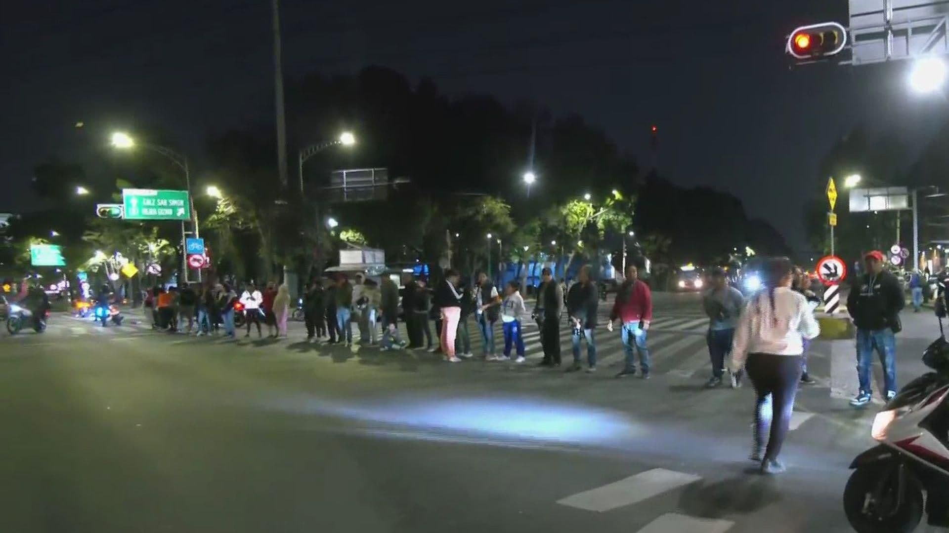 Vecinos de la Colonia Atlampa Bloquean Insurgentes; Denuncian Filtración de Diésel en Agua