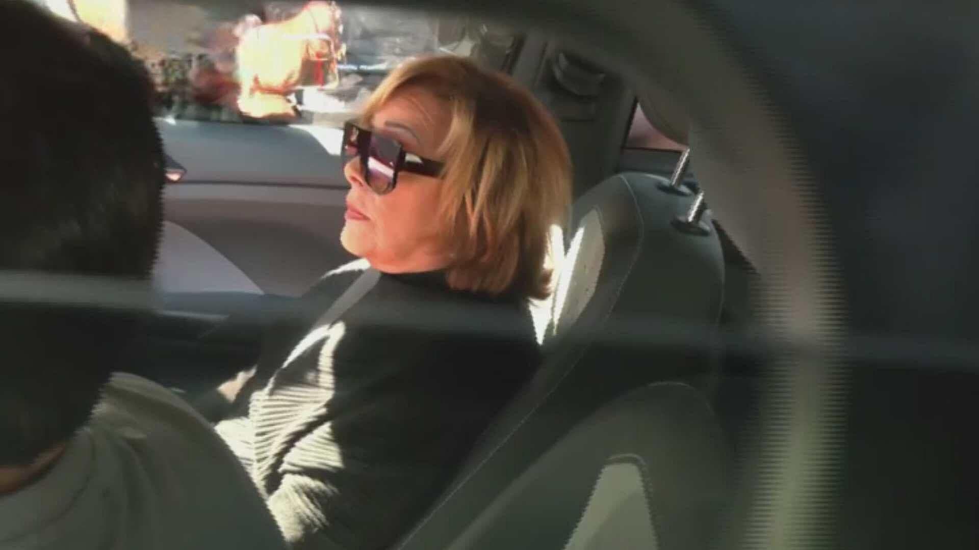 Sylvia Pasquel Llega a la Funeraria donde Velan los Restos de Silvia Pinal