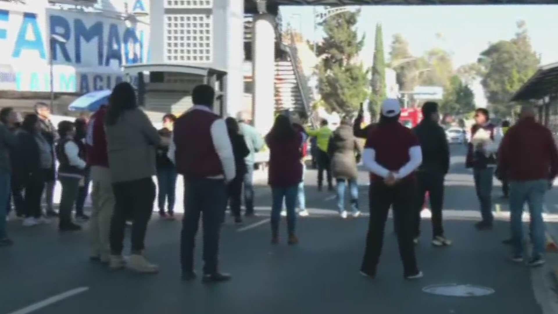 Trabajadores Bloquean Eje 3 Oriente a la Altura de ESIME Culhuacán