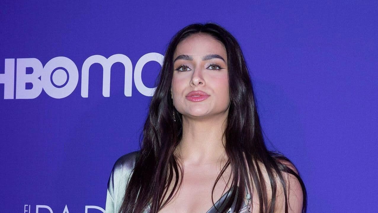 Renata Notni, la Mexicana que Cautiva en Desfile de Moda en Francia