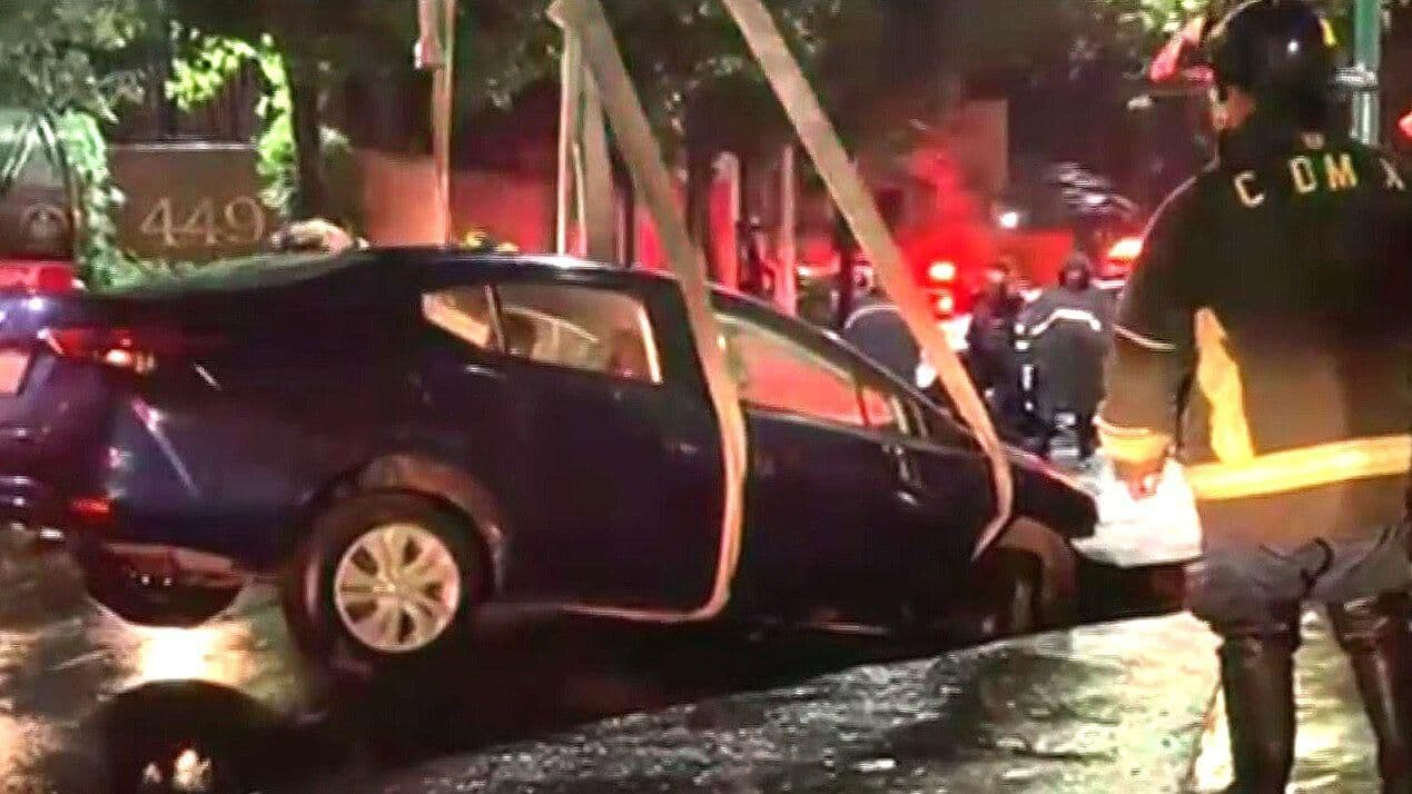 Cae Auto en Socavón de su Tamaño, en el Arenal en Tlalpan
