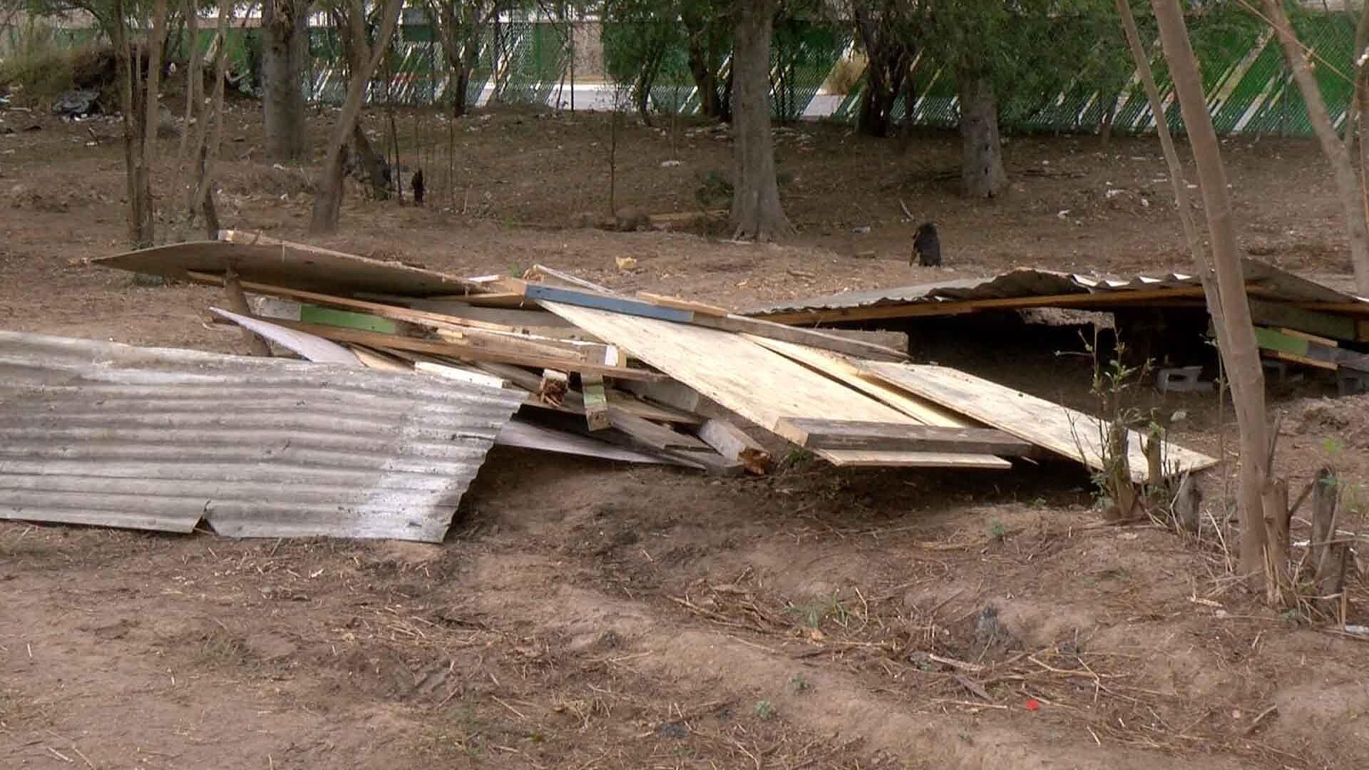 Desalojan a Familias que Habitaban Predio Irregular sobre el Canal Rodhe