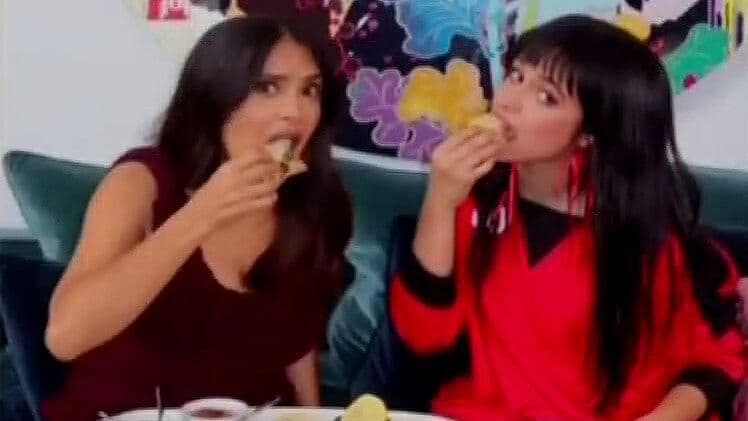 Salma Hayek y Camila Cabello dan Lecciones de Cómo Comer Tacos
