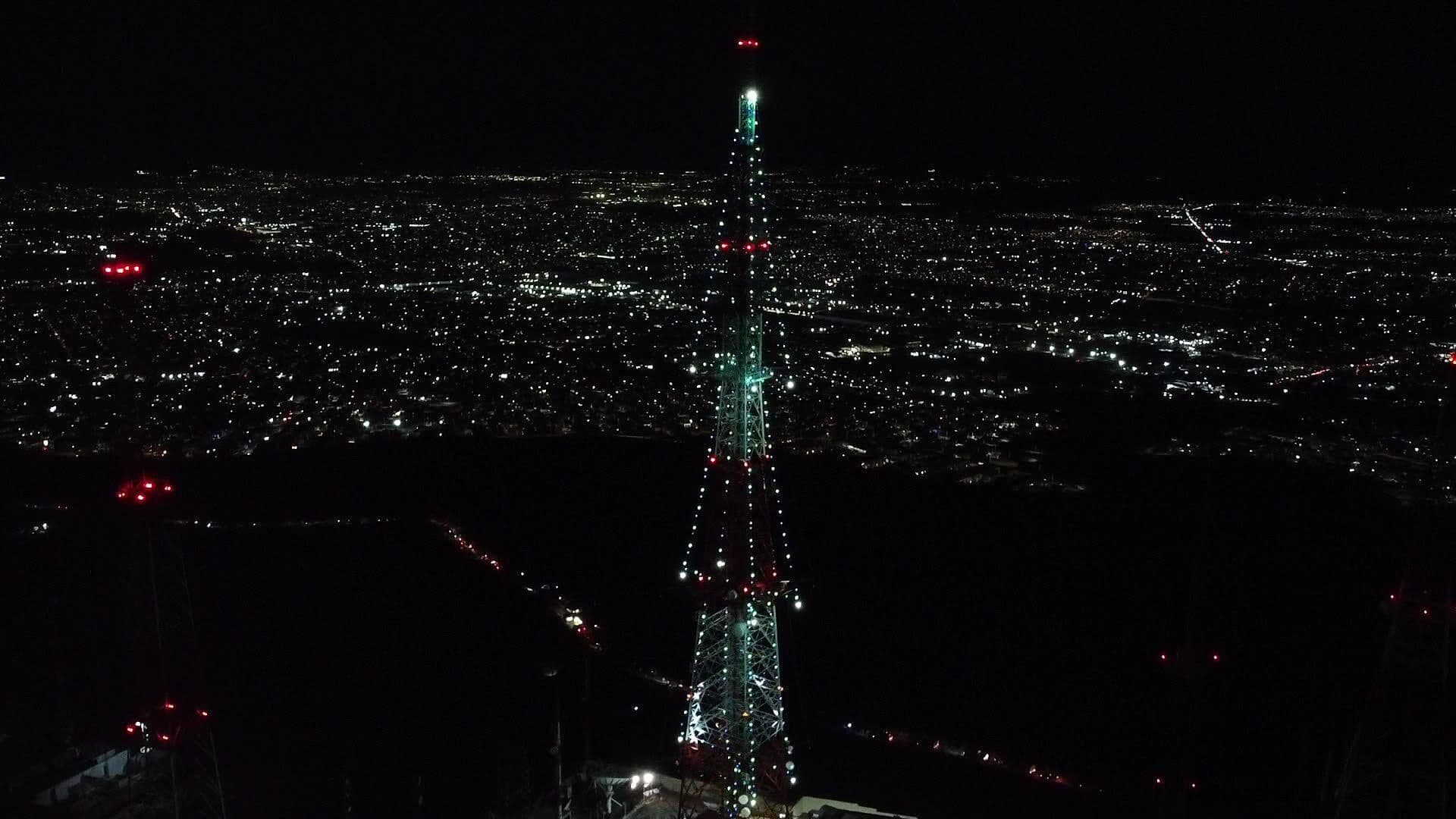 Familias Completas Acudieron al Encendido del Árbol en el Cerro del Cuatro