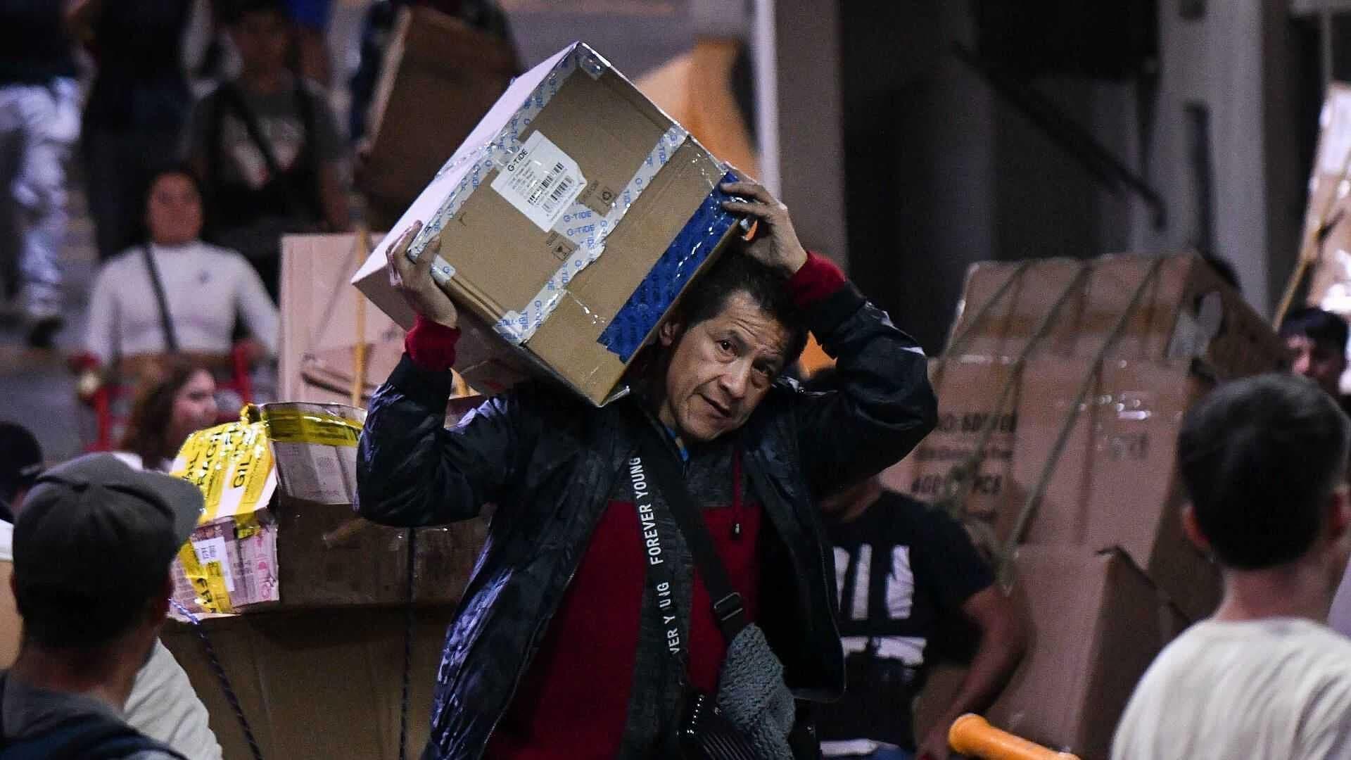 Dan 'Luz Verde' a Comerciantes de Plaza de Izazaga 89 para Sacar Su Mercancía