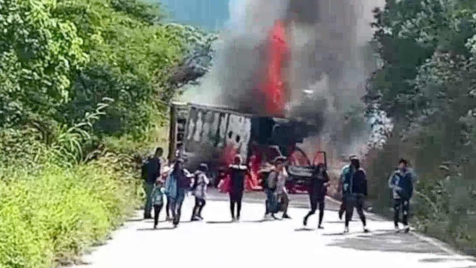 Queman Vehículos en Carretera de San Cristóbal a Ocosingo, Chiapas