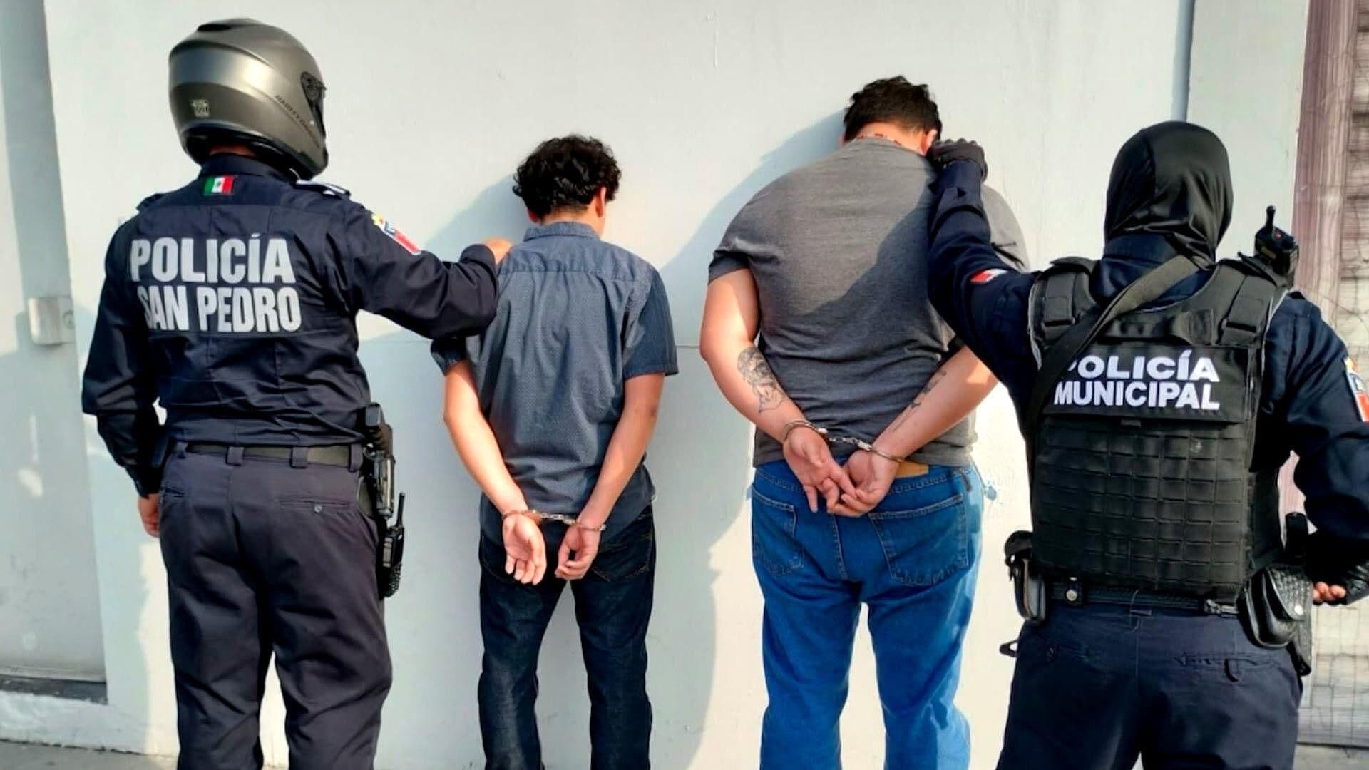 Detienen a Dos Hombres en San Agustín, se les Investiga por Robo de Vehículos