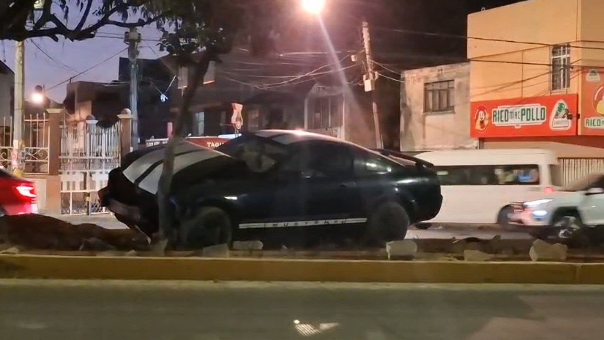Choca Automóvil contra un Árbol de la Calzada Zaragoza en Puebla
