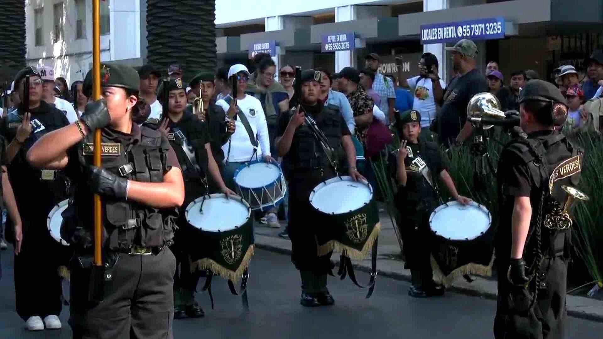 Bandas de Guerra Marchan en Paseo de la Reforma hacia Campo Marte