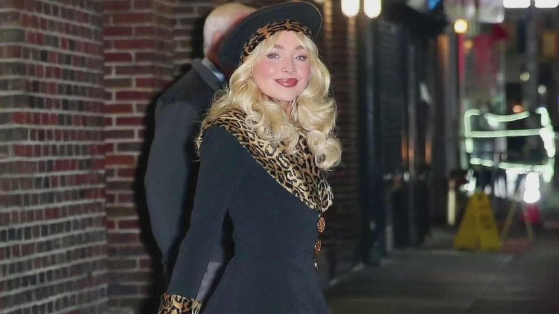 Sabrina Carpenter Sorprende con Outfit de la ‘Nana Fine’
