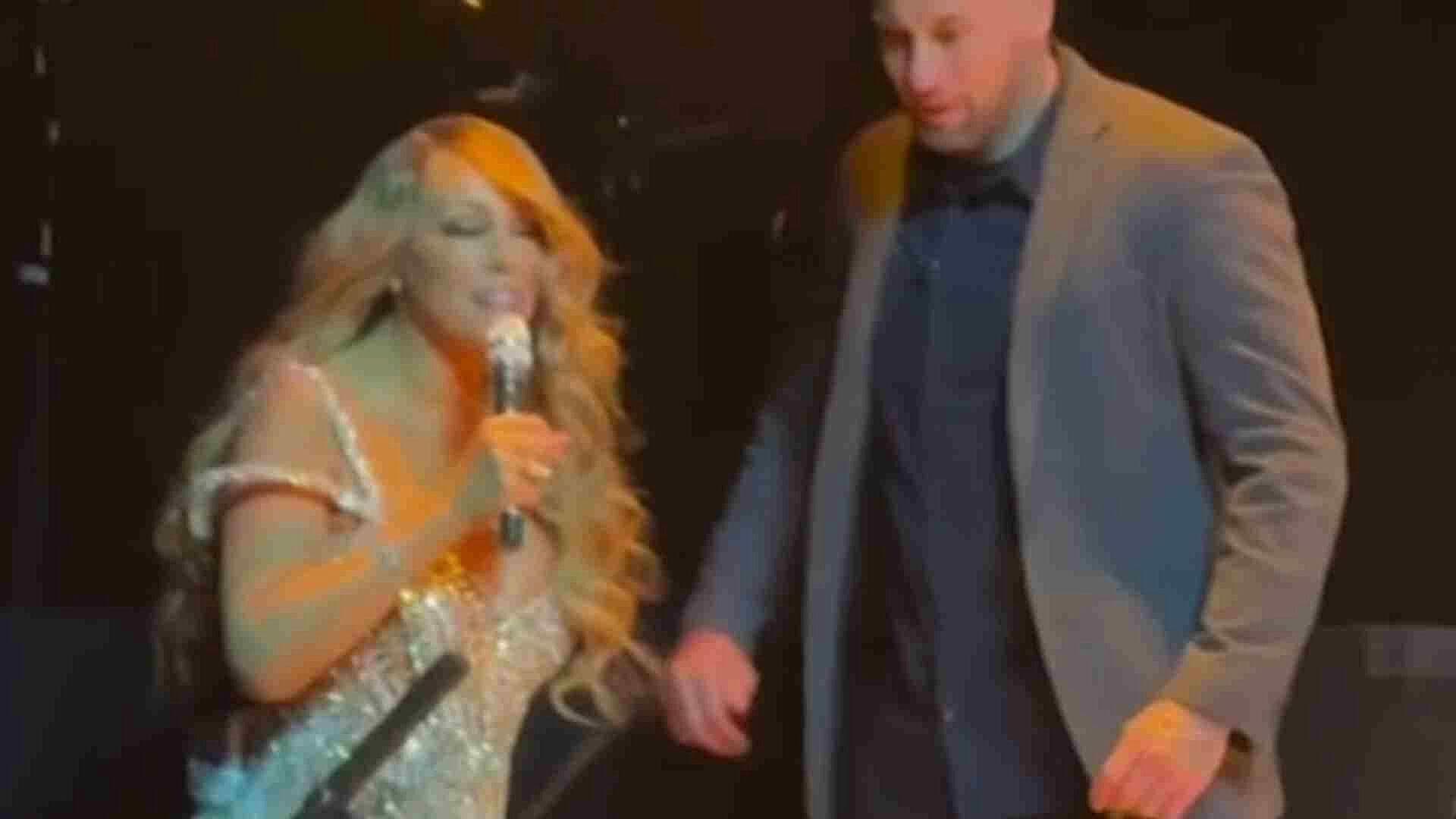Mariah Carey Firma Autógrafo en el Pecho de Rihanna