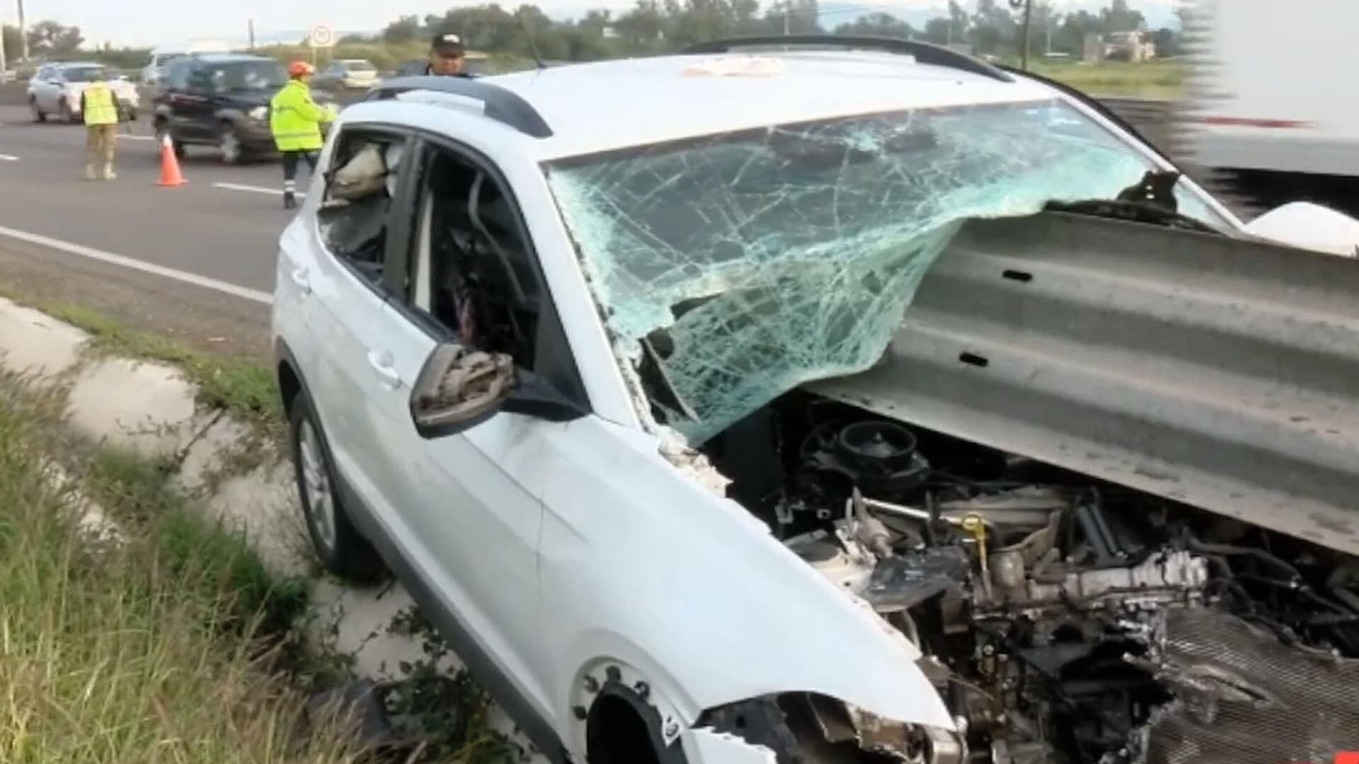 Vuelca Tráiler con Alimento para Perros en la Curva del Potrero en Silao