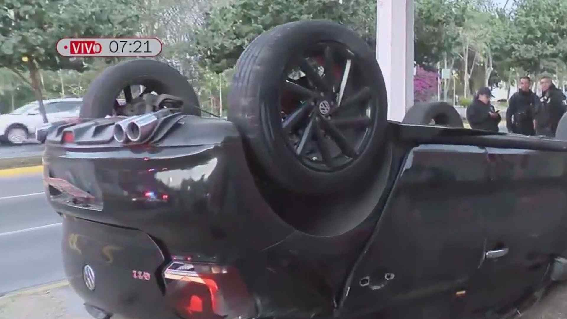 Conductor Terminó Volcado Sobre Avenida Américas en Zapopan y Huyó del Lugar