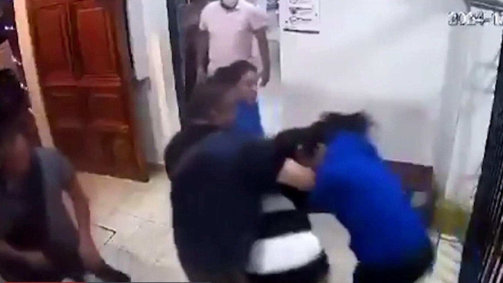 VIDEO: Difunden Momento de Pelea de Saxofonista, María Elena Ríos, durante Protesta en Oaxaca; Esto Pasó