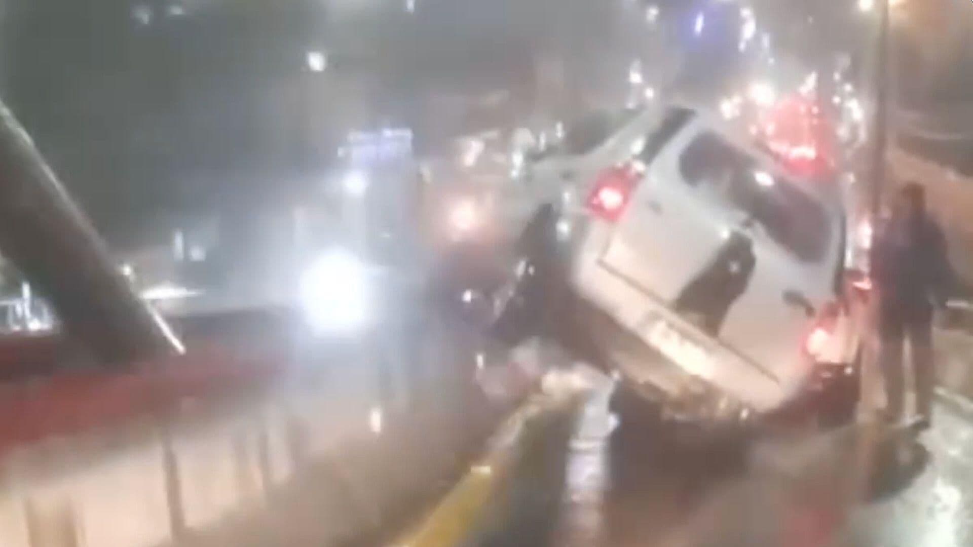 Conductor Pierde el Control y se Sube al Camellón del Puente Atirantado en Orizaba
