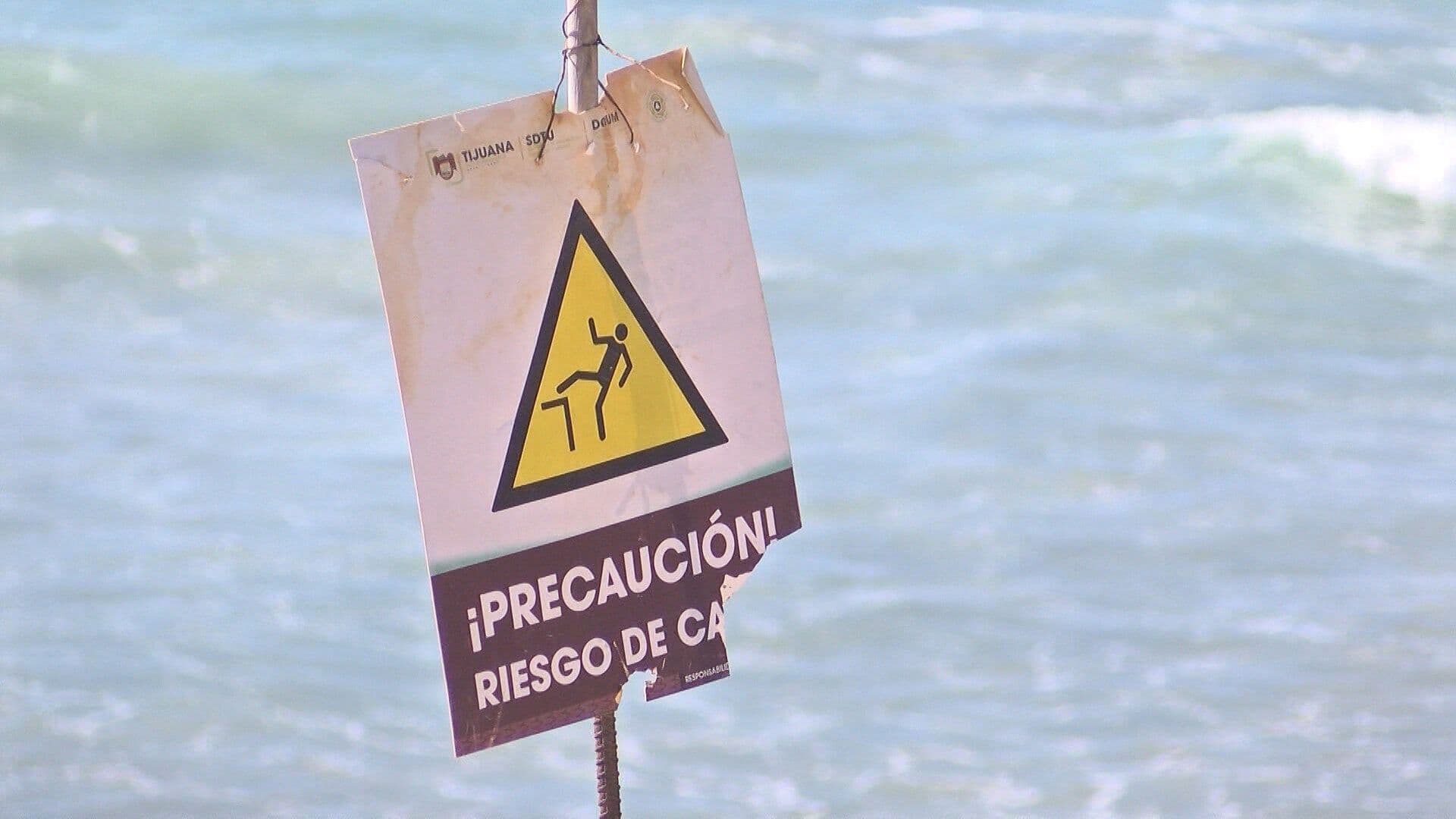 Rescatan a Familia Arrastrada por el Mar al Intentar Cruce Irregular en Playas de Tijuana