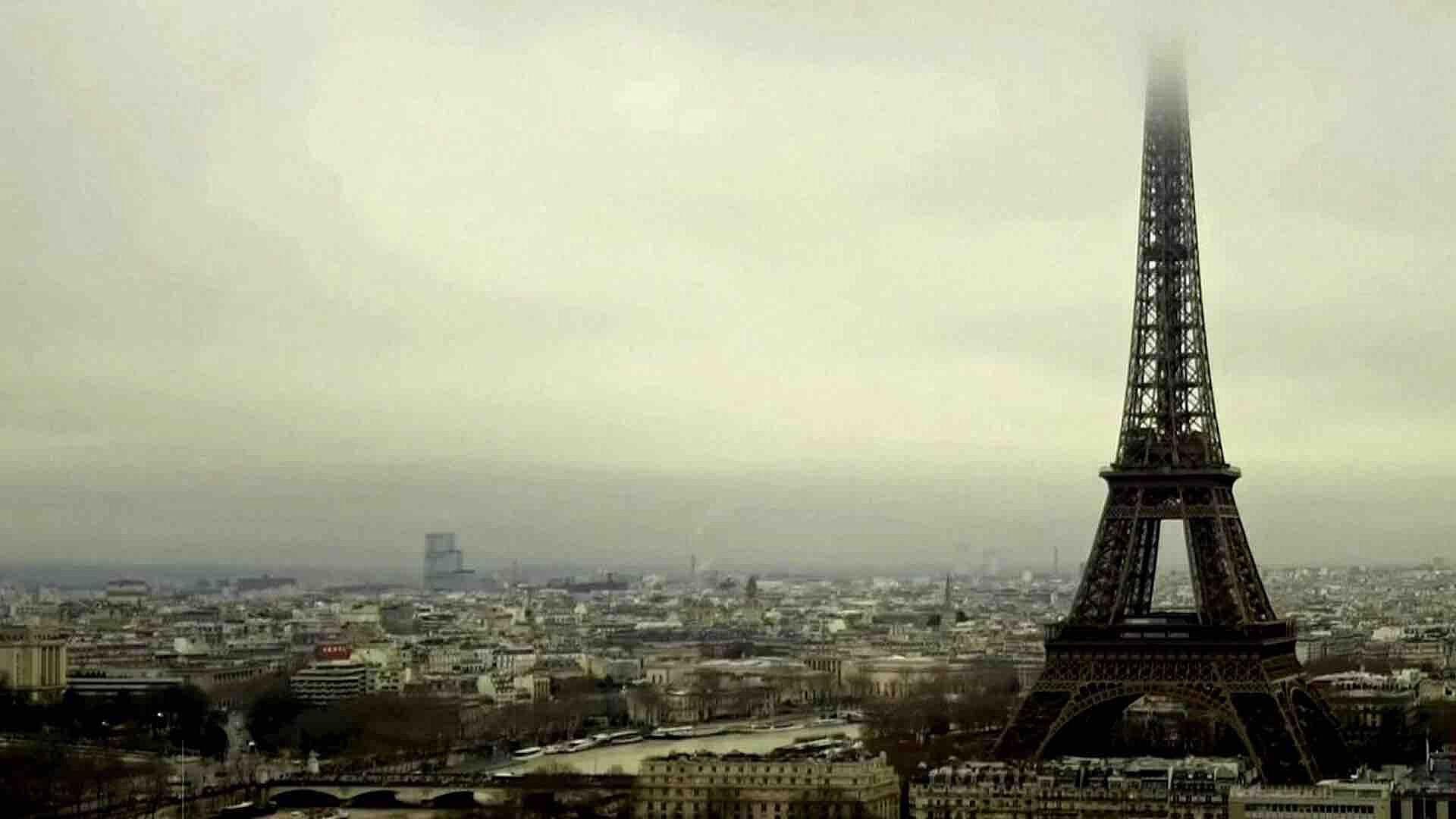 ¡Susto! Torre Eiffel de París, Francia, Evacuada por Cortocircuito
