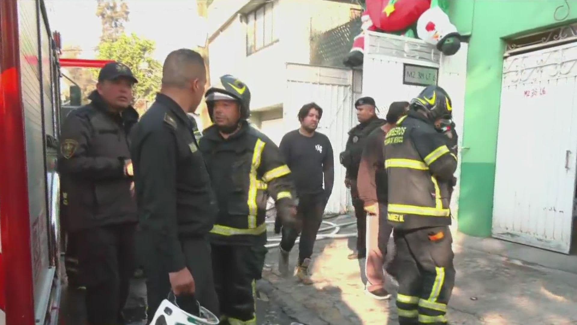 Bomberos Combaten Incendio en la Col. Ramos Millán, en Iztacalco, CDMX