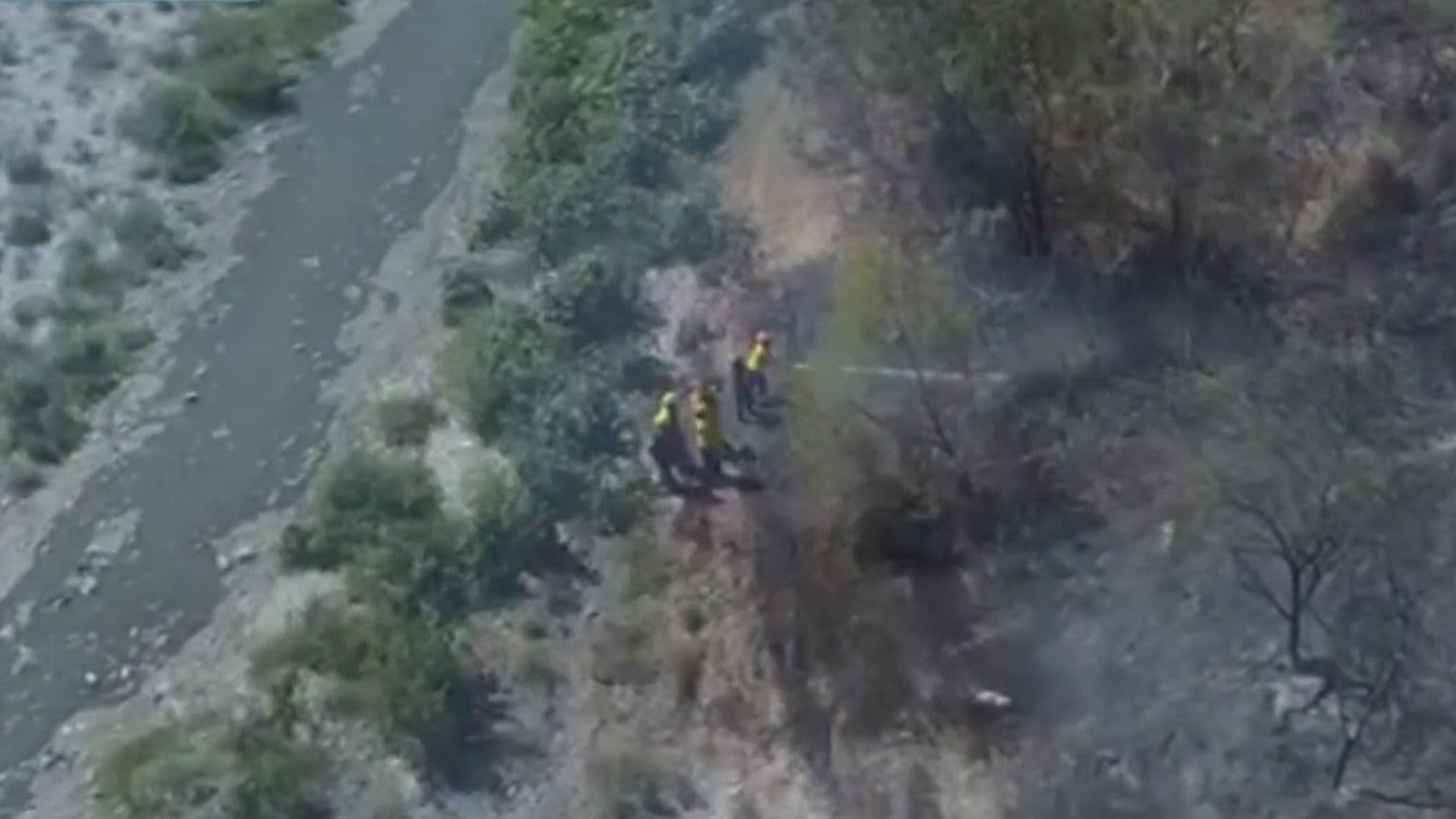 Combaten Unidades de Emergencia Incendio en Río Santa Catarina