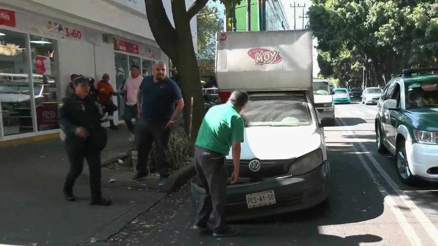 Chocan Taxi y Camioneta en Miguel Ángel de Quevedo, CDMX
