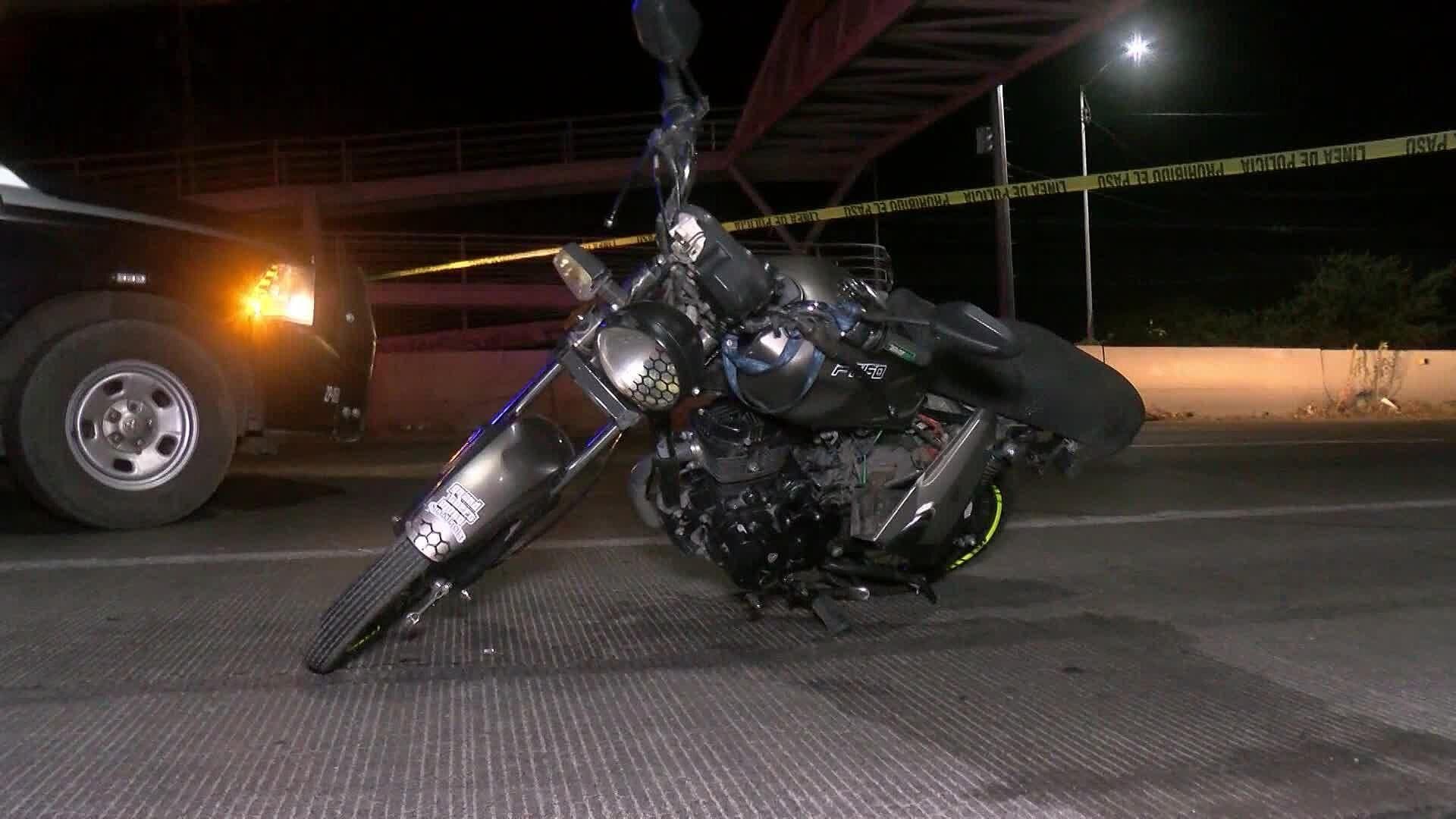 Choque Entre un Auto y una Moto Tripulada por 3 Personas Sobre la Carretera a Colotlán