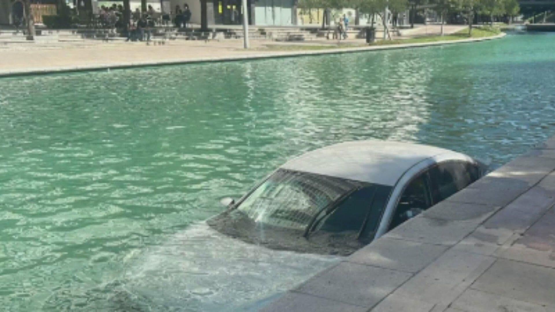 Abuelito Cae con Vehículo al Paseo Santa Lucía; Sufre Ataque de Nervios