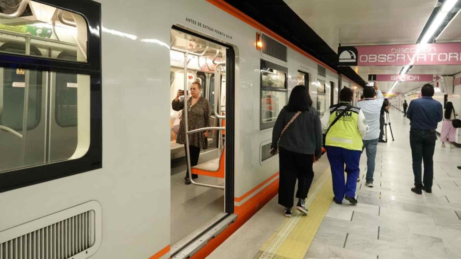 Usuarios Caen de las Escaleras de la Estación Isabel La Católica de Línea 1 del Metro