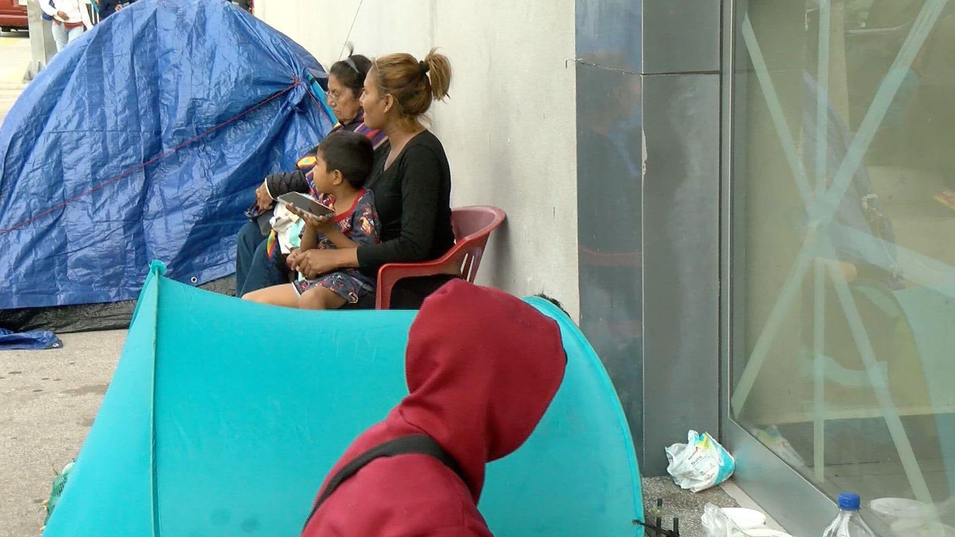 Mujer Duerme en la Banqueta Mientras su Hijo es Atendido en Torre Pediátrica