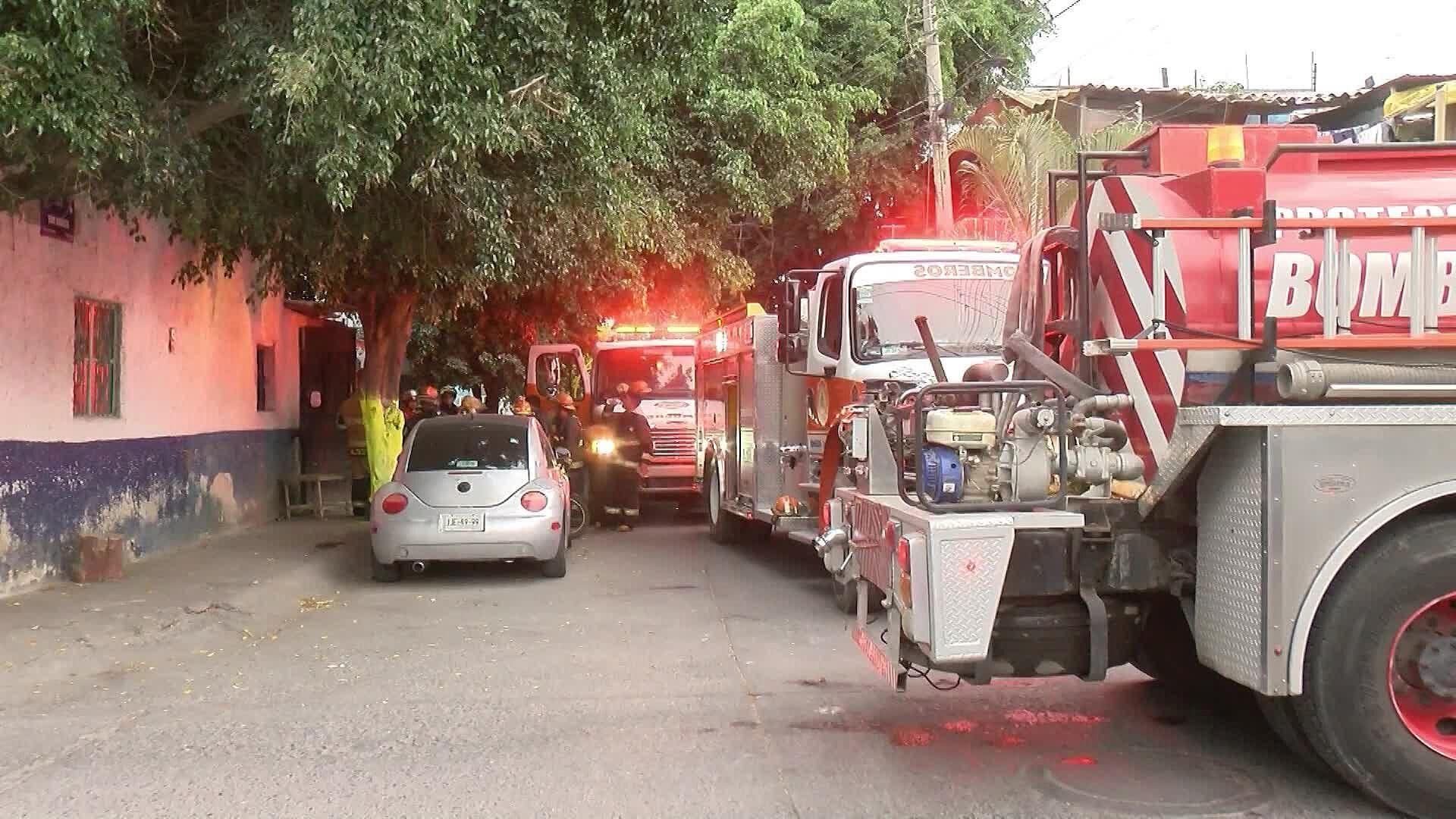 Acumulación de Basura Provoca Incendio en Habitación de Casa en Las Juntas