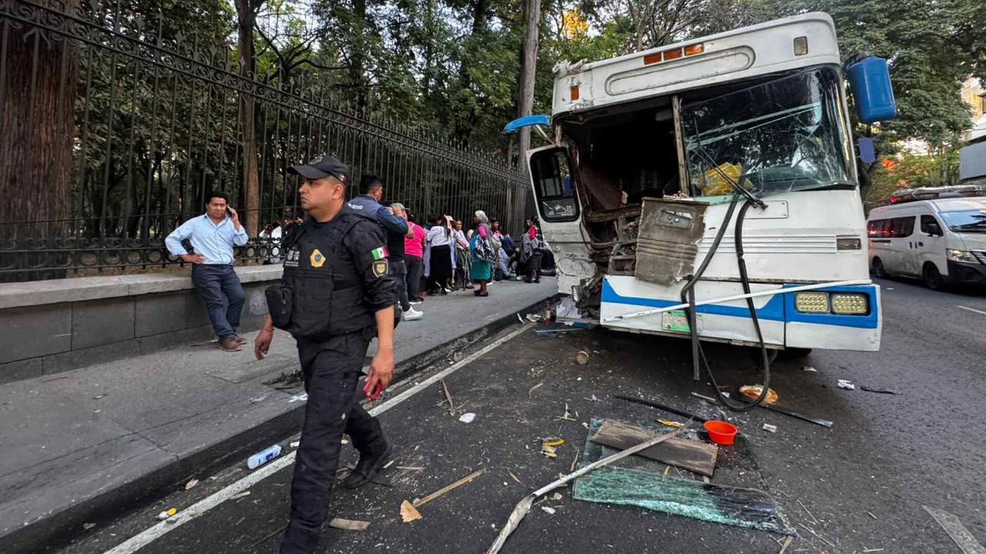 Trasladan a Hospital a Mujer Peregrina con Lesión en Cadera tras Choque en Constituyentes, CDMX