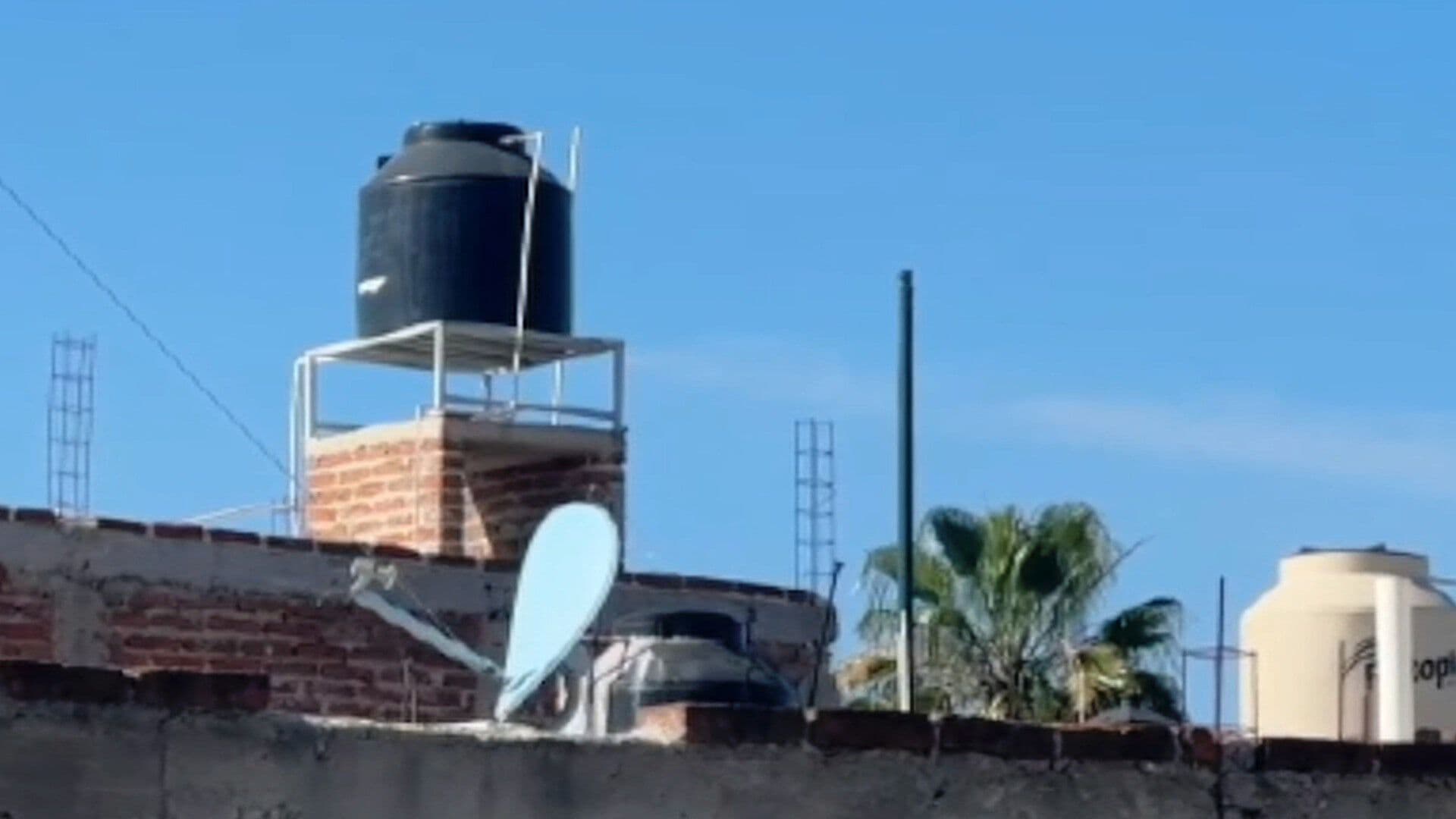 Vecinos de Jardines de Santa Julia, Batallan Sin Agua por Varios Días