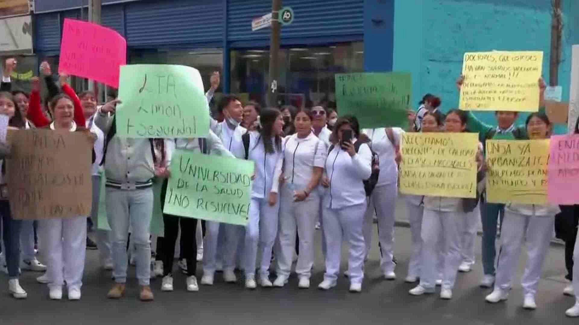 Estudiantes de la Universidad de la Salud Bloquean Vasco de Quiroga, CDMX