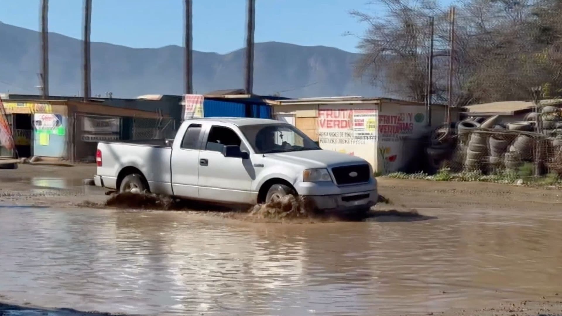 Reportan Fuga de Agua en Maneadero que Genera Encharcamientos y Malos Olores