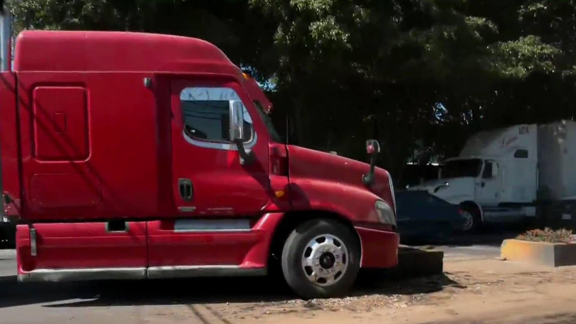 Tráiler Pierde el Control y Sube a Camellón en Rojo Gómez, Iztapalapa