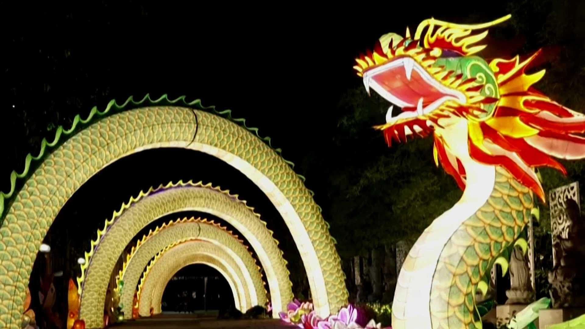 Dragones Gigantes Iluminan Templo Budista en Malasia