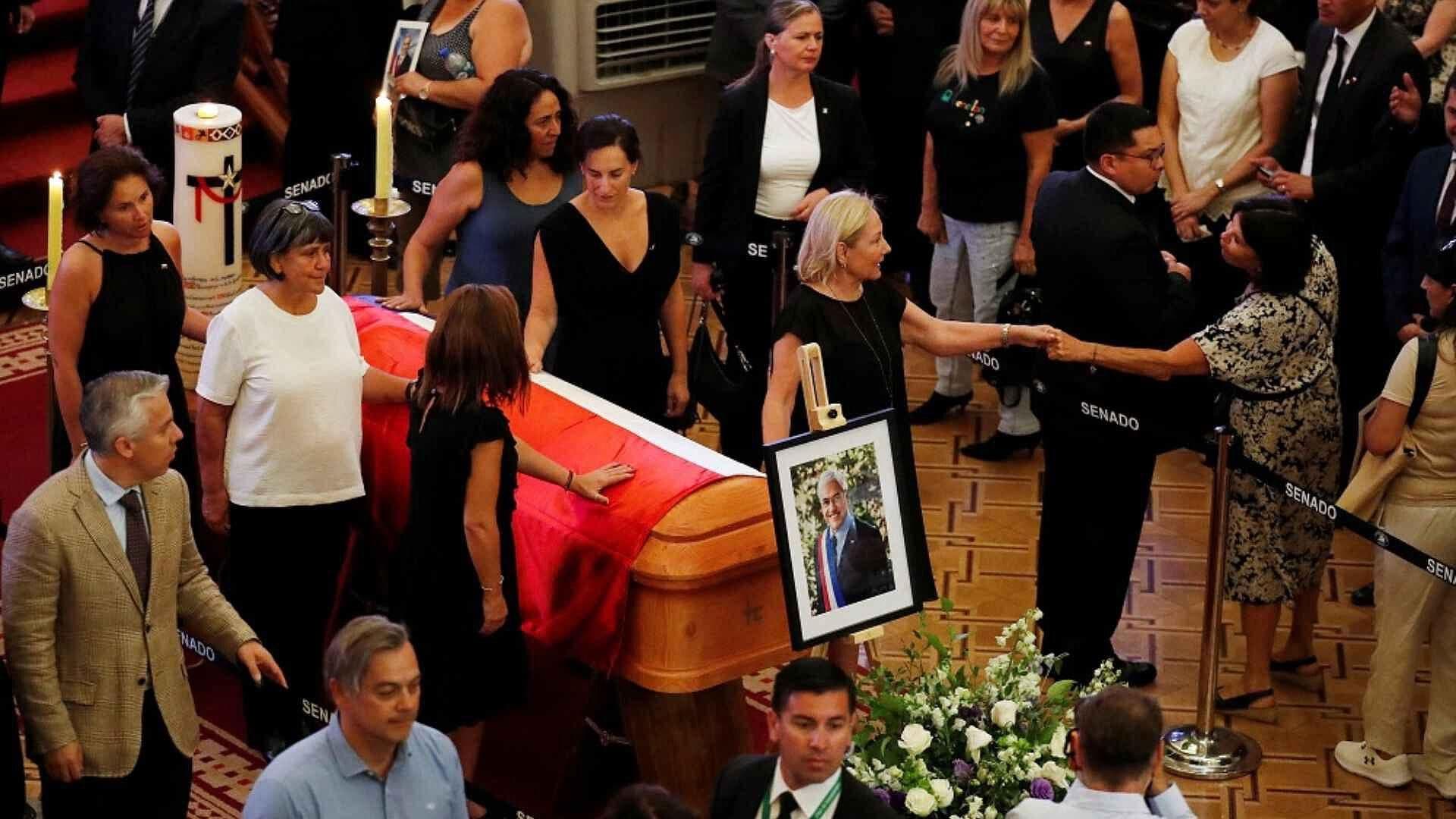 Miles de Chilenos Dan el Último Adiós al Expresidente Sebastián Piñera