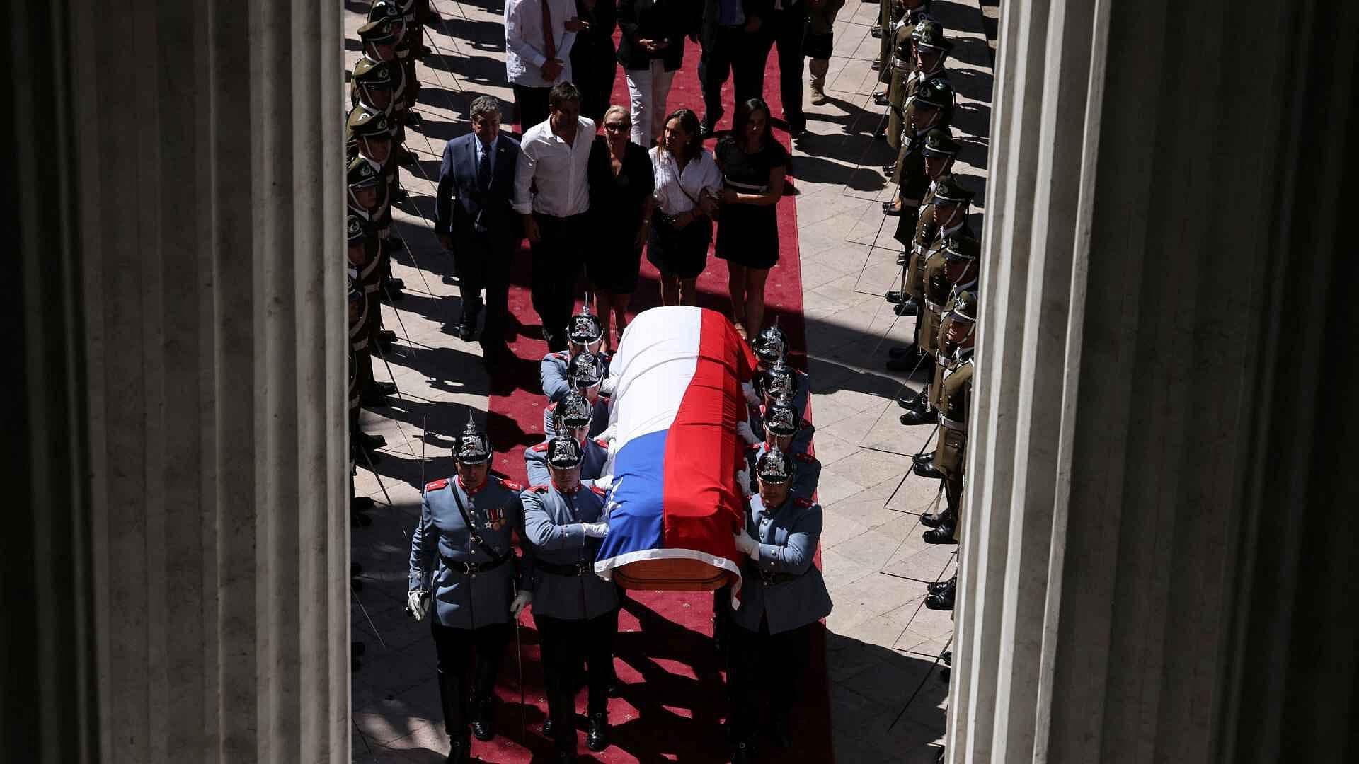 Miles de Chilenos Hacen Fila para Despedir a Expresidente Sebastián Piñera